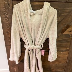 Summer & Rose cozy hooded robe.  New with tags.  Size L/XL.